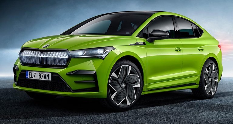Skoda Enyaq Coupé i topudgaven RS. Den har 'Crystal Face', hvor 131 LED-pærer får de lodrette ribber på fronten til at lyse.