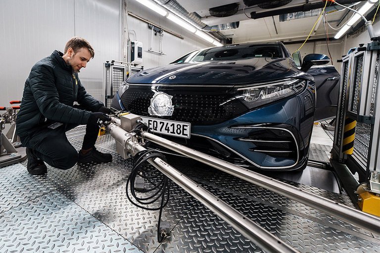 Mercedes-Benz EQS i ADACs testlaboratorium. 