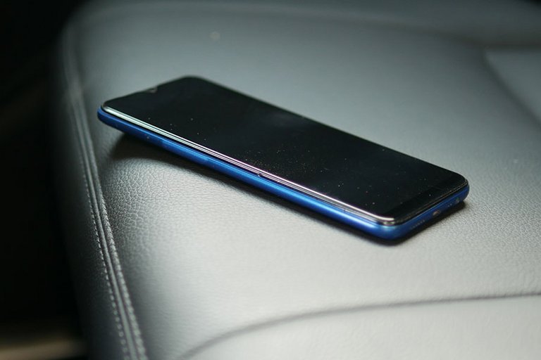 Mobiltelefon ligger på bagsædet af en bil.