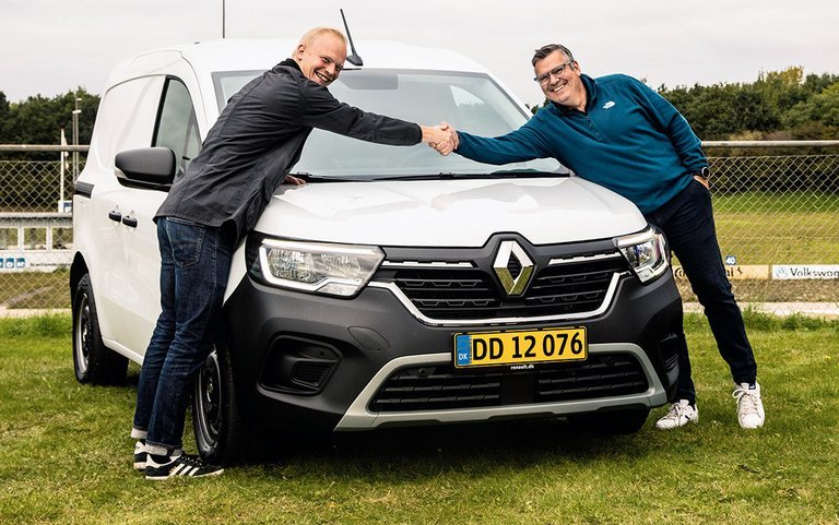 Renault Kangoo er Årets Varebil 2022. Her lykønsker juryformand fra Danske Motorjournalister, Andreas Lang Hedegaard, pr-chef hos Renault Danmark, Søren Hyltoft, med prisen.