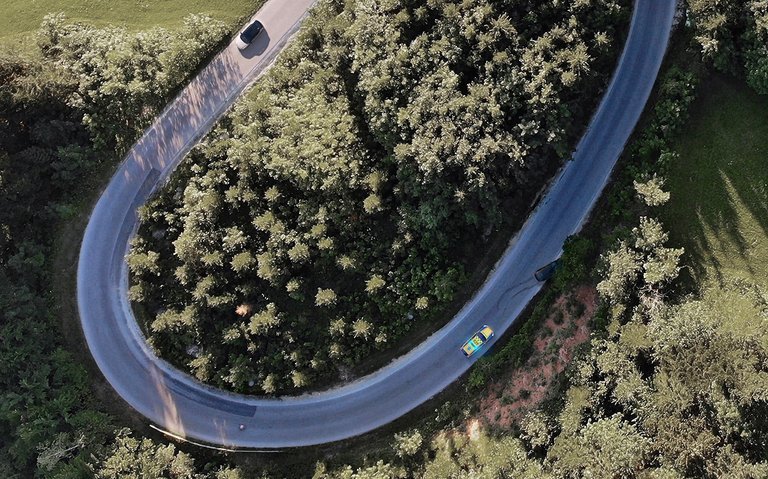 Luftfoto af kurvet vej.