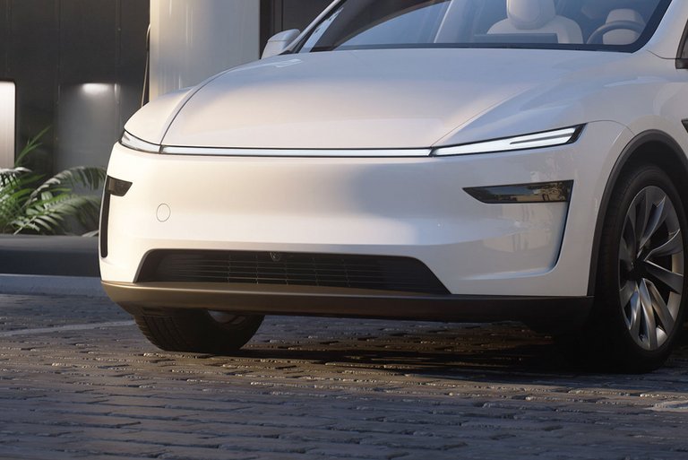 Front af hvid Tesla Model Y