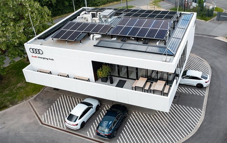 Audis første ladestation har ikke bare batterier som buffer; den har også taget fyldt med solceller.