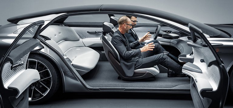 Kabinen i Grand Sphere er - netop 'grand'. Her forklarer Audis designchef, Marc Lichte (forrest) om bilens indretning.,