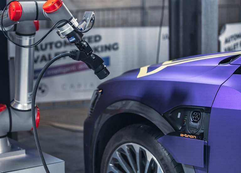 En selvkørende elbil skulle gerne kunne klare også opladningen selv. Det kan forsøgs-Audi'erne i München.