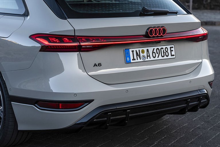 Oplyste logoer bag på en Audi A6 e-tron