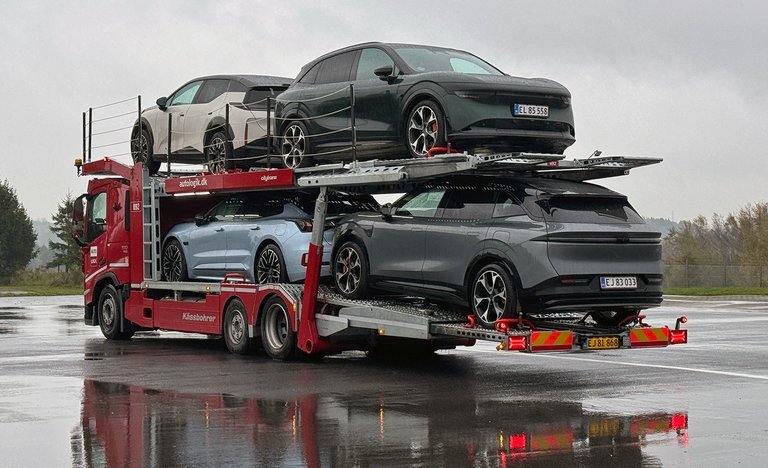 Biler på autotransporter.