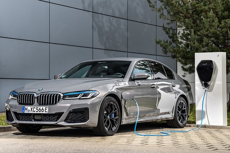BMWs plugin-hybrid 545e står til opladning.