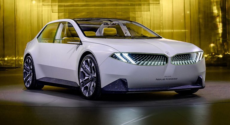 BMW Vision Neue Klasse forfra på scene.