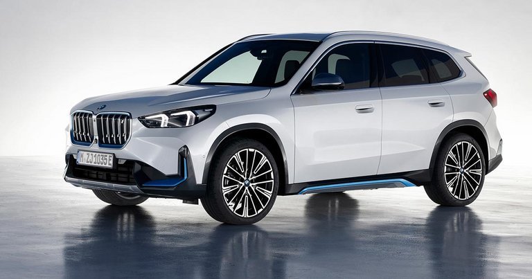 Den nye BMW X1 har klassisk ’X-design’ med næsten firkantede skærmkasser og de opretstående ’nyrer’ i grillen.