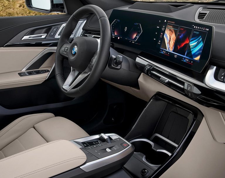 I kabinen får man glæde af BMW’s nye ’Curved Display’, som er to store, sammenhængende skærme.