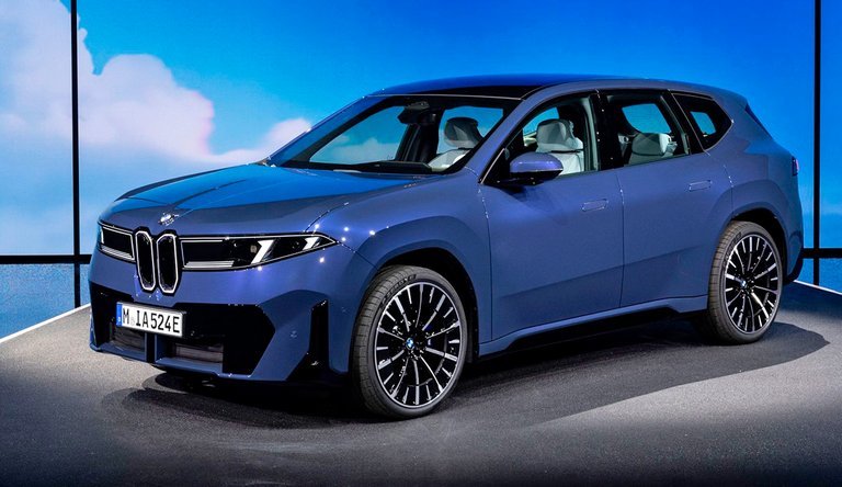 Blå BMW iX3 skråt forfra.