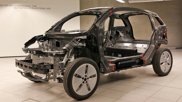 BMW i3 har et ultralet karrosseri af kulfiber. Bunden af bilen er af aluminium.