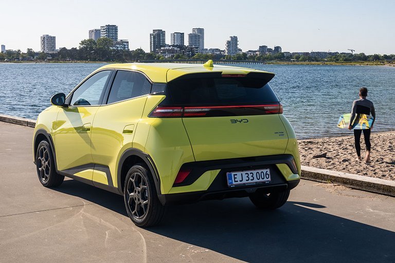 BYD Dolphin Surf set bagfra med en surfer ved siden af