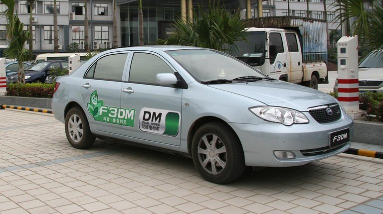 Motor prøvede i 2009 verdens første plugin-hybrid, BYD F3DM, hos BYD i Schenzen. På det tidspunkt var det forventningen, at danske Nic. Christiansen inden længe skulle importere mærket.