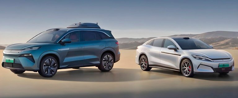 Blå SUV og hvid sedan.