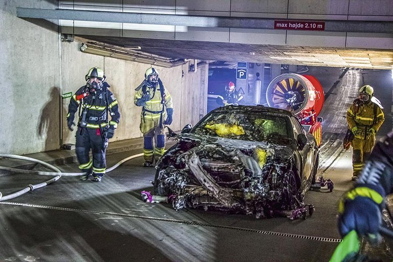 En bilbrand i en p-kælder er altid en farlig og besværlig hændelse. Men når der er tale om en elbil eller plugin-hybrid, så kræver det en særlig indsats af beredskabet