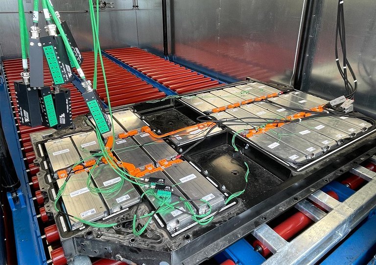 I denne container foregår den dybe afladning af batterierne - en en proces der kræver avanceret udstyr.