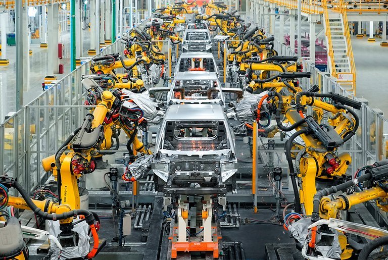 Bilfabrik med rækker af robotter.