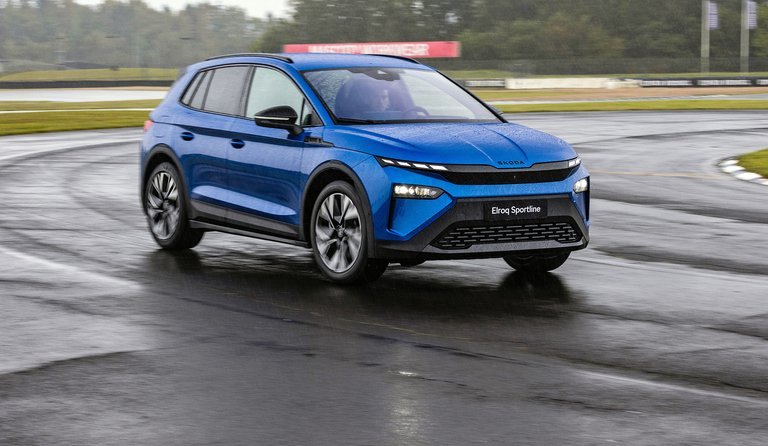 Blå Skoda Elroq på bane.