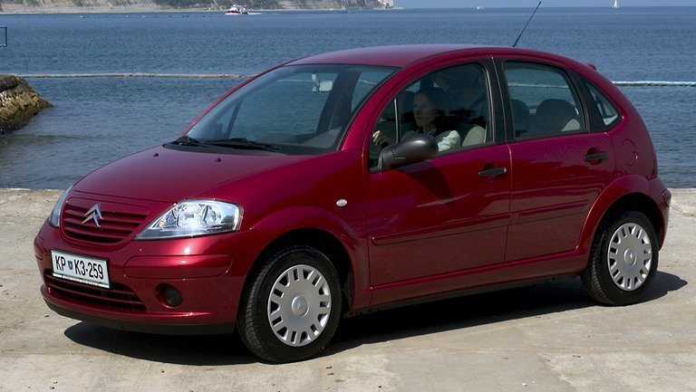 Rød Citroën C3 på havn.
