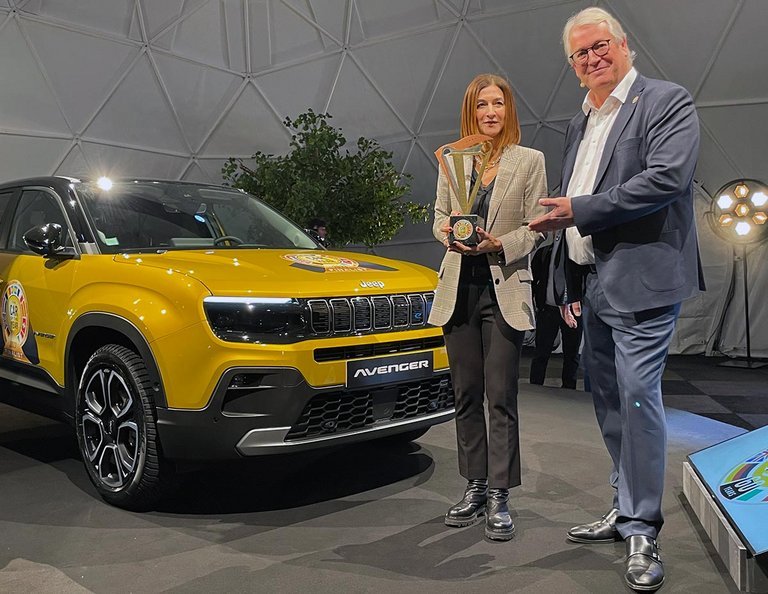 Jeep Avenger vandt stort i 'Car of the Year 2023'. Her lykønskes Jeeps europæiske direktør, Antonella Bruno, af formanden for juryen, Motors og FDM's biltekniske redaktør, Søren W. Rassmussen.