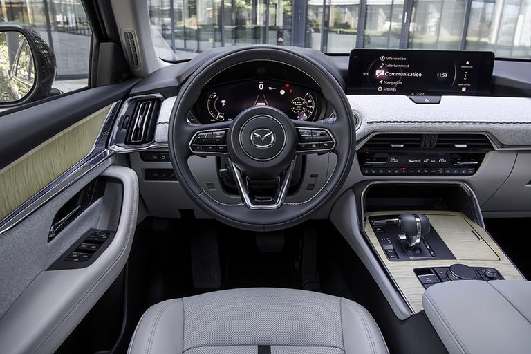 Førerpladsen i en Mazda CX-80