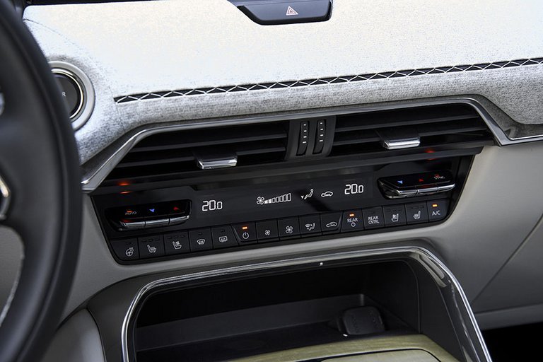 Knapper i kabinen i en Mazda CX-80