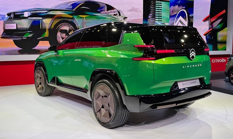 Grøn Citroën C5 Aircross bagfra.