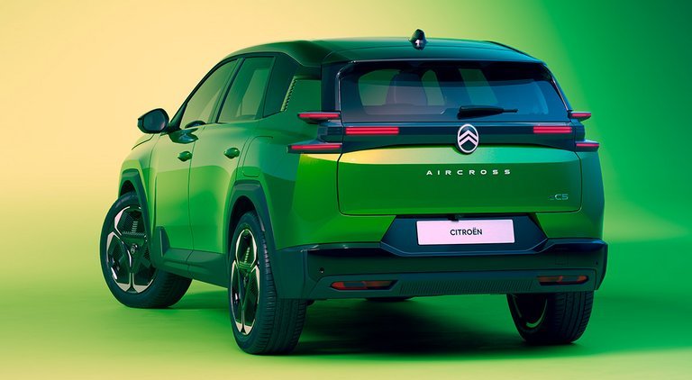 Grøn Citroën C5 Aircross på grøn baggrund bagfra.