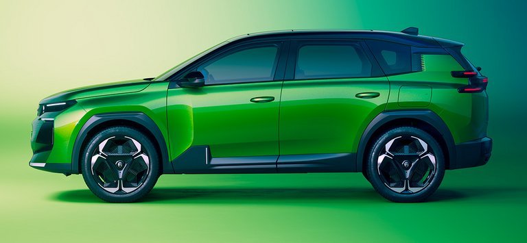 Grøn Citroën C5 Aircross fra siden.