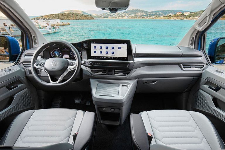 Førerpladsen i en VW e-Caravelle, der holder med udsigt til havet