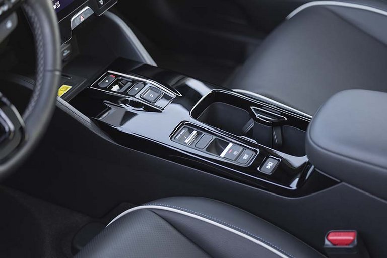 Midterkonsol i kabinen på en Honda e:Ny1 elbil