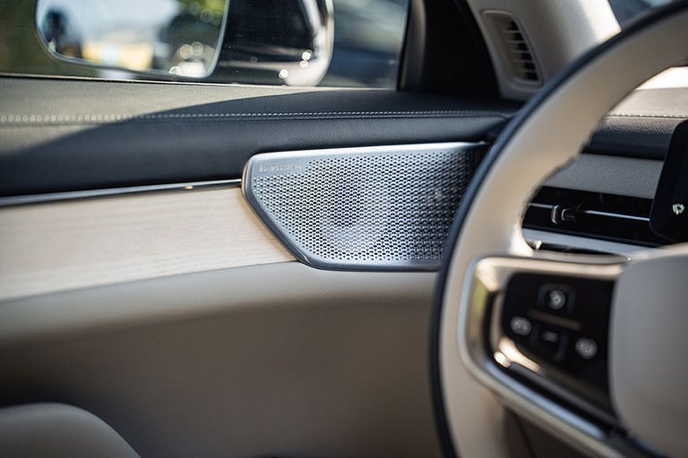 Højttaler i en Volvo ES90