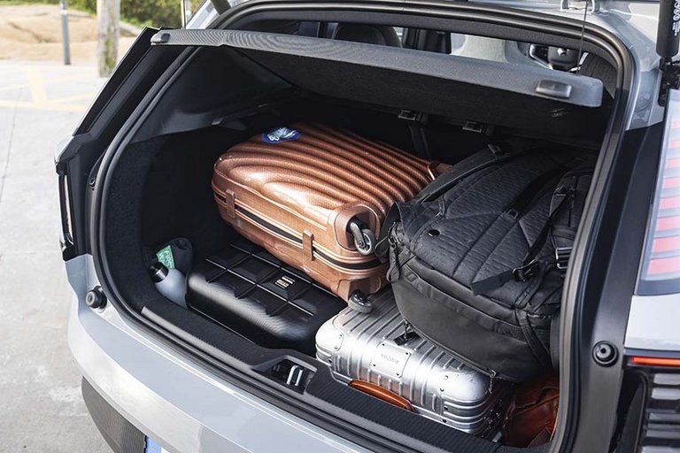Bagagerum i en Volvo EX30 fyldt med bagage