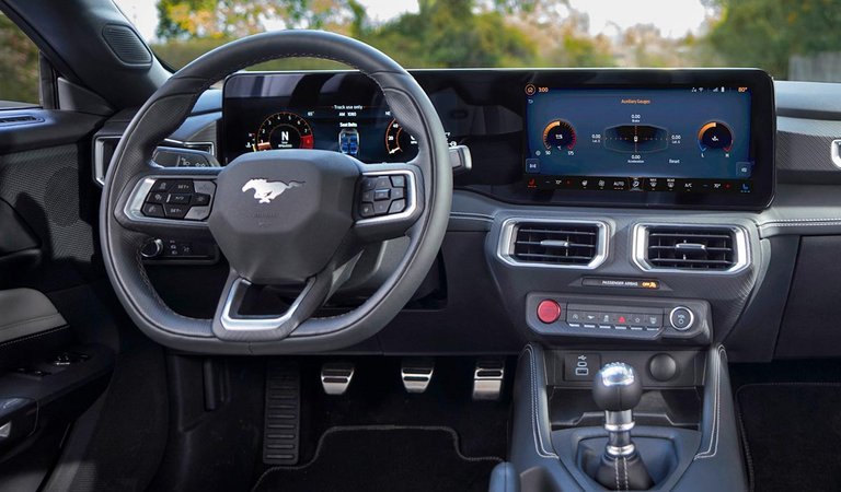 Den nye Mustang er helt med på de digitale noder. Instrumenthuset udgøres af en 12,4 tommer skærm, mens midterskærmen er 13,2 tommer. Softwaren kan opdateres over nettet.