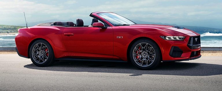 Mustang kommer traditionen tro også i en åben udgave. Den lanceres ca. samtidig med coupéen.