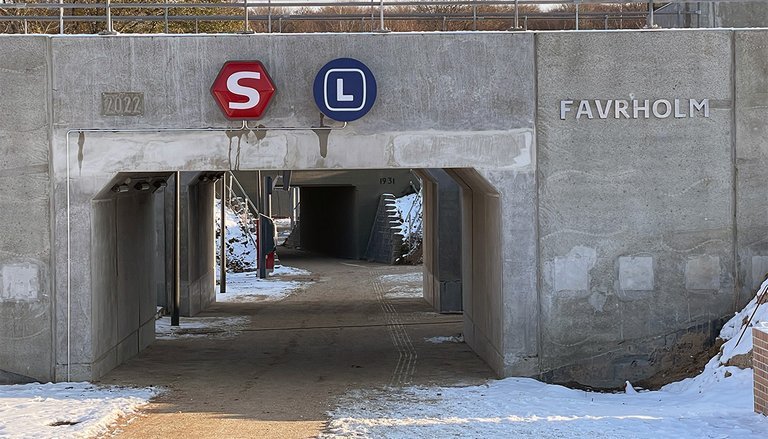Tunnel under skinnerne ved Favrholm Station.