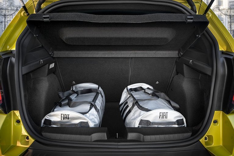Bagagerum med to hvide tasker i en Fiat Grande Panda