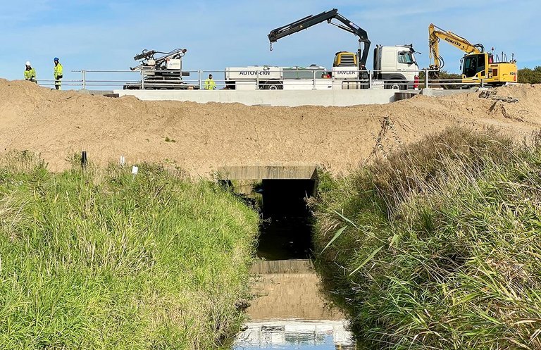 Hvor Gremmeløkke Å går under motorvejen er der ved at blive bygget en høj og 12 meter bred passage, hvor dyr kan gå langs vandløbet.