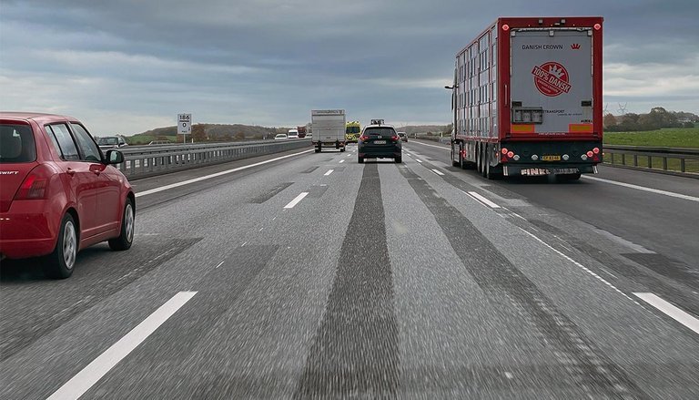 På de syv km af Fynske Motorvej, der senest er færdig-udvidet, mangler det øverste lag asfalt indtil forår-sommer 2023. Derfor er vejbanen her ujævn og fartgrænsen 110 km/t.