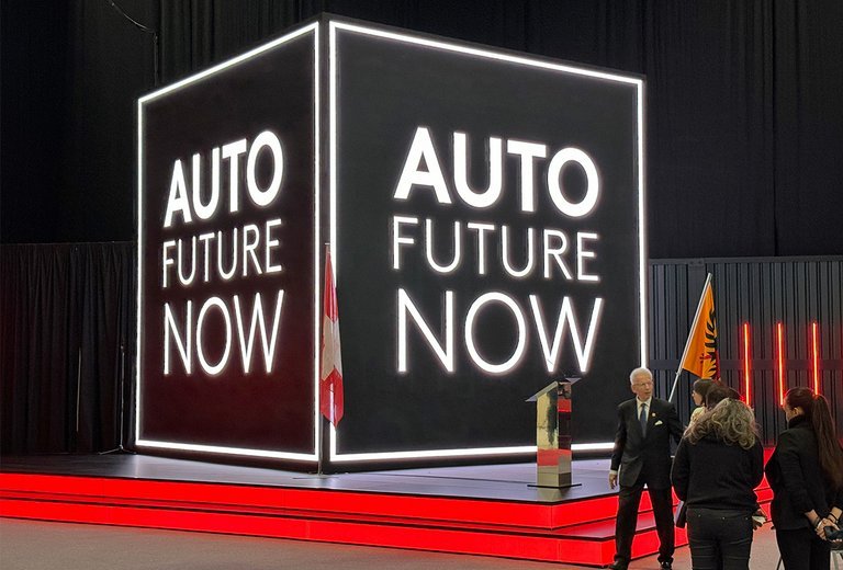 Skilt med 'Auto Future Now.'