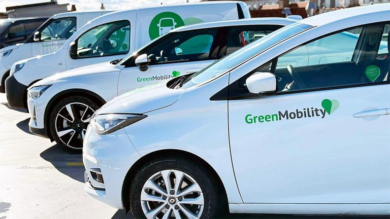 Green Mobility-bil med vandpyt.