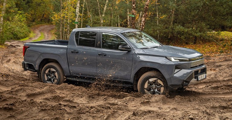 Toyota Hilux i mudder.