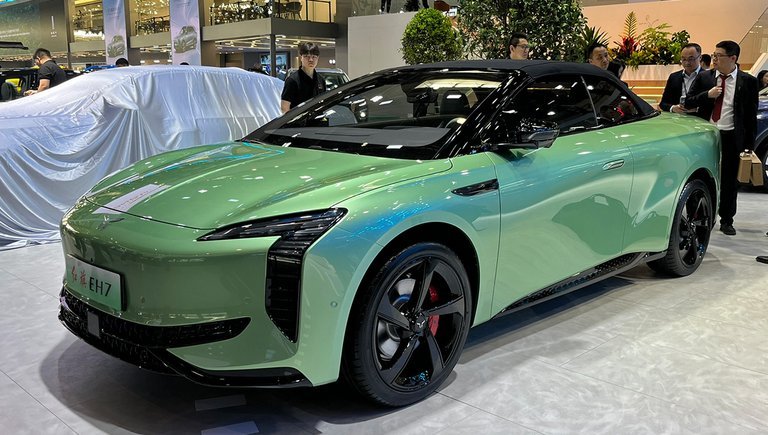 Lysegrøn cabriolet skråt forfra.