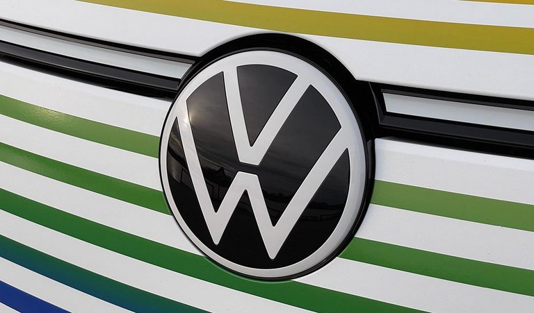 Logoet er enormt, vel over 30 cm, og det største, der nogensinde er set på en VW., bortset fra Volkswagen-lastbiler i Sydamerika. Den lille frontklap kan åbnes, men den giver kun adgang til sprinklervæske-påfyldningen.