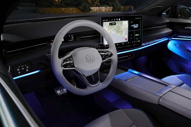 Kabine i VW ID.7 med lys i flere farver