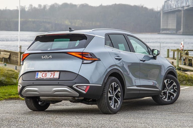Bagtil giver den tværgående baglygte en tydelig lighed med elbilen EV6.