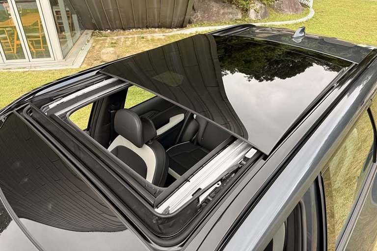 Panorama-soltag på en Kia EV5