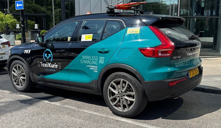 Grøn taxi bagfra.